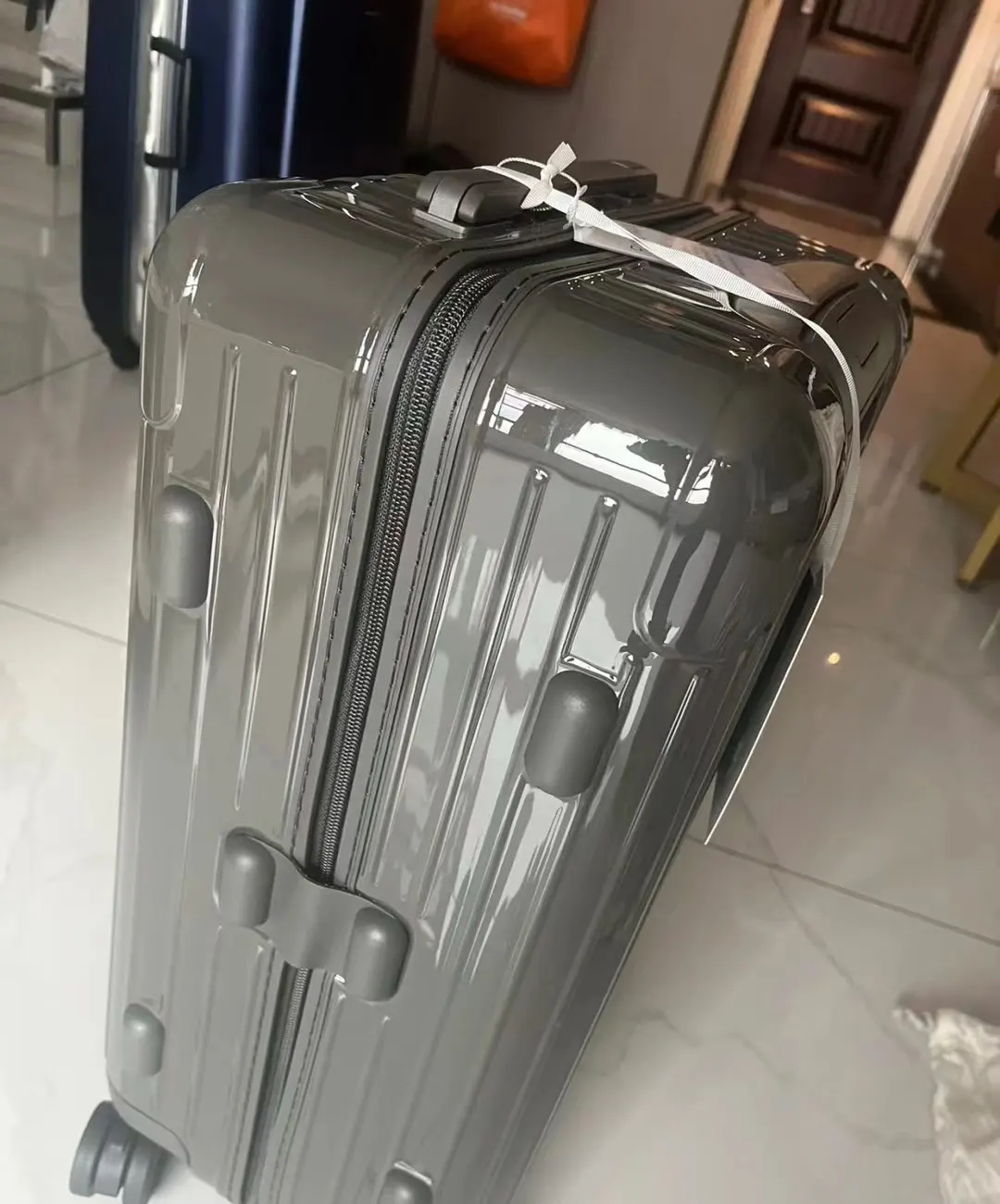 灰色 日默瓦RIMOWA Essential 系列 马卡龙 行李箱 旅行拉杆款 輕便出行款(數字9) 灰色 日默瓦RIMOWA Essential 系列 马卡龙 行李箱 旅行拉杆款 輕便出行款(數字9)