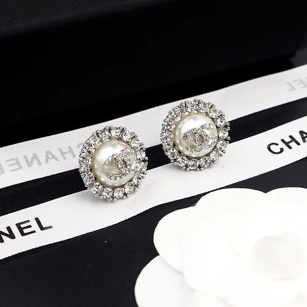 Chanel 珍珠 耳钉 小巧点缀 耳饰