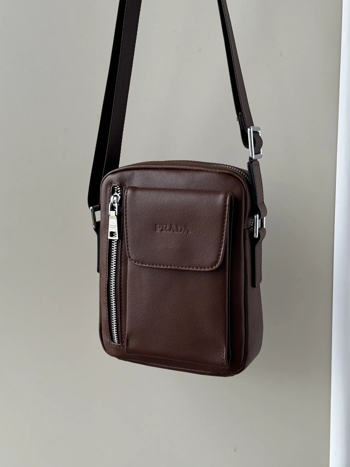 Prada 黑色 牛皮 Logo 斜挎包
