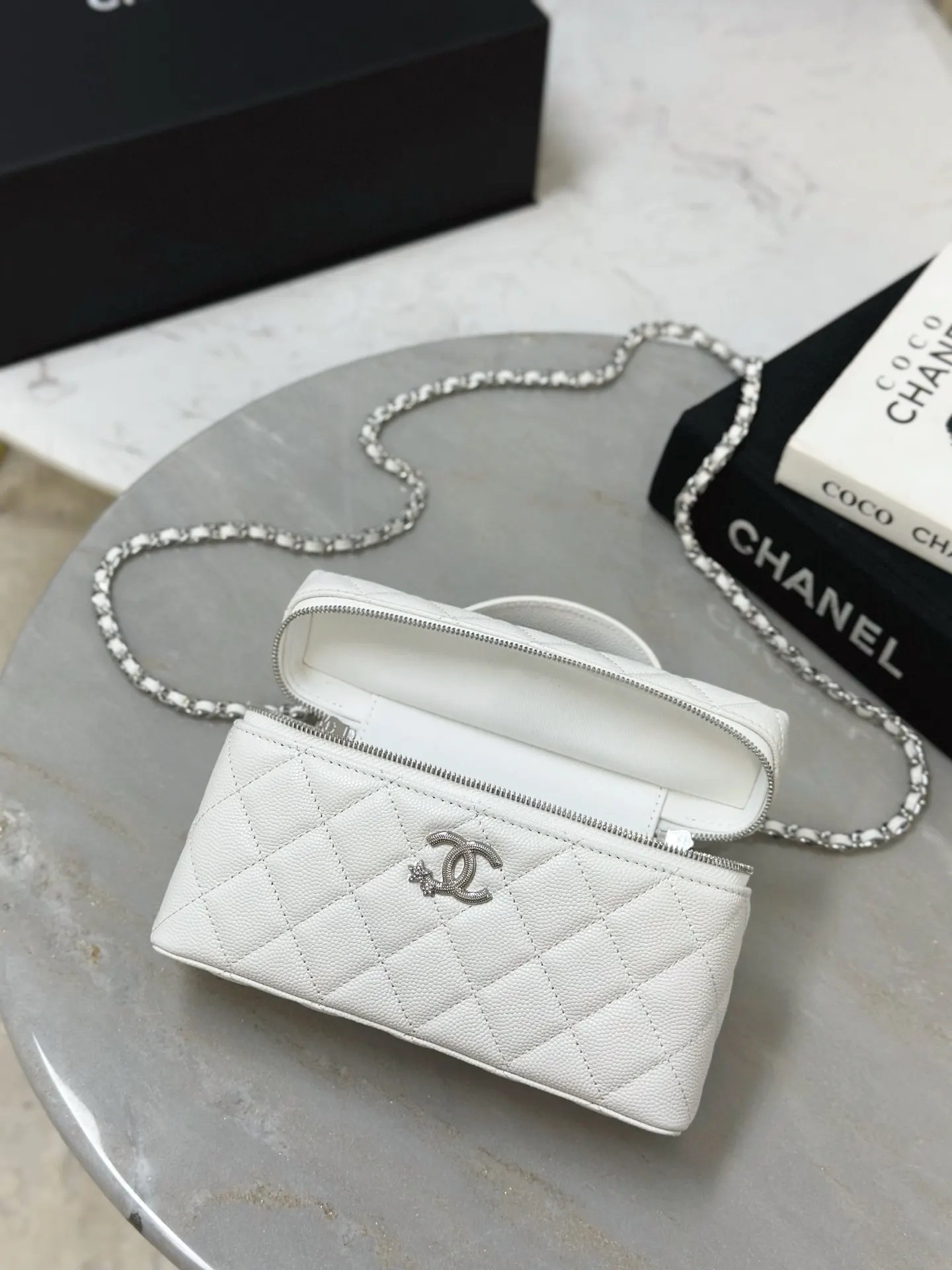 CHANEL 19 Bag 白色荔枝纹牛皮链条包 迷你款