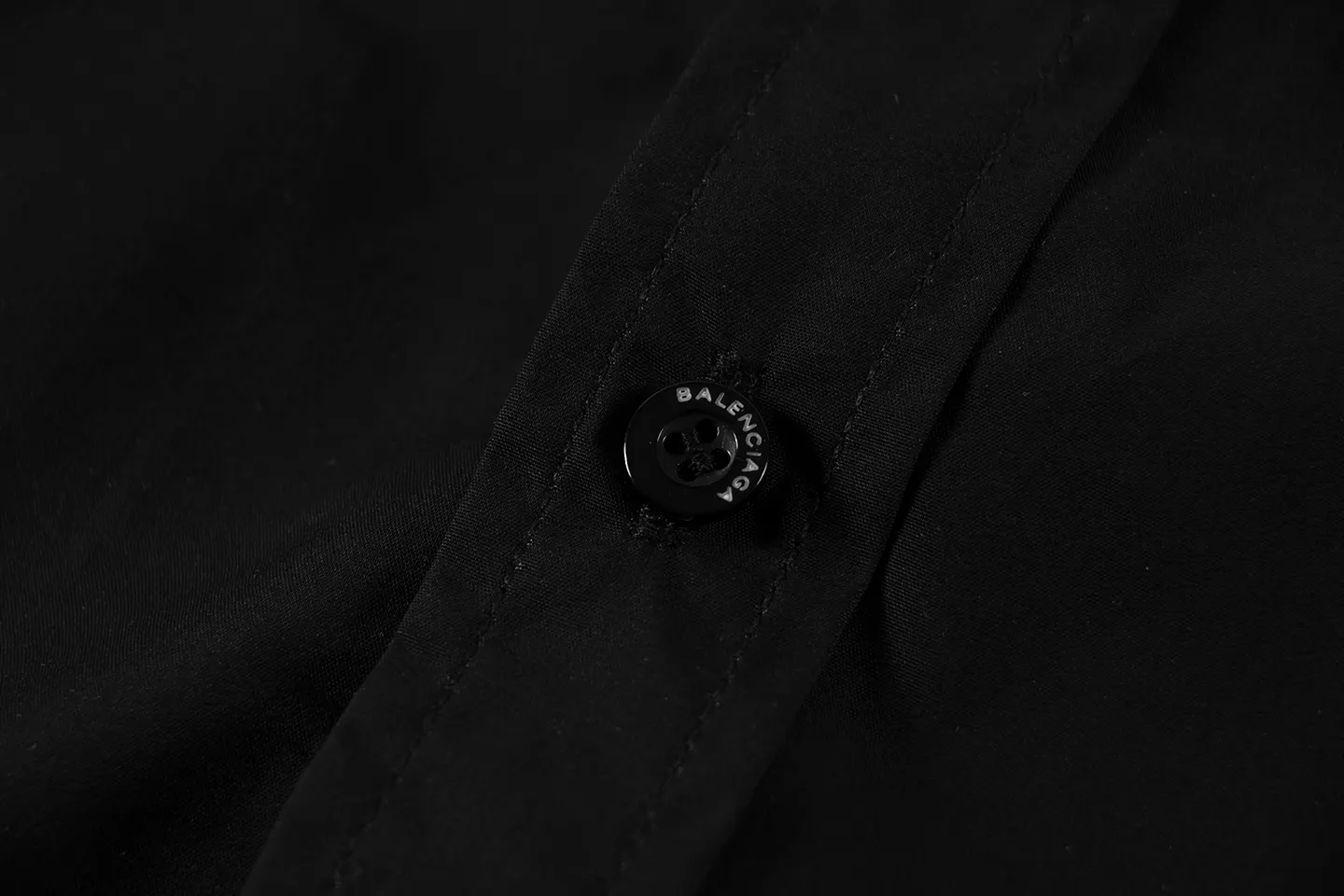 Balenciaga 黑色 Logo 長袖T恤(數字6) Balenciaga 黑色 Logo 長袖T恤(數字6)