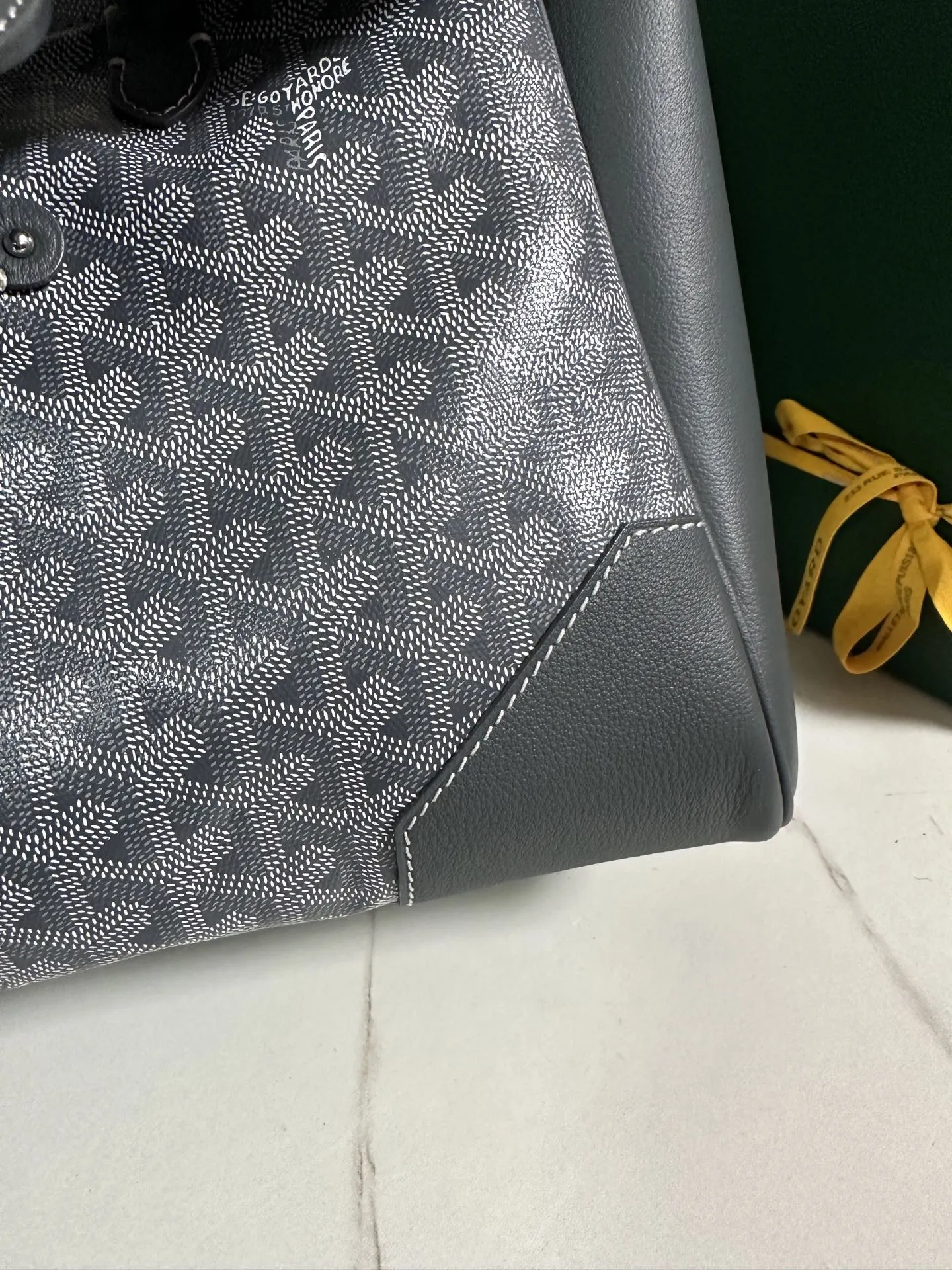 Goyard 小牛皮 无论包是打开还是合上 在内还是在外 它都能与女性生活 托特包 大容量托特款