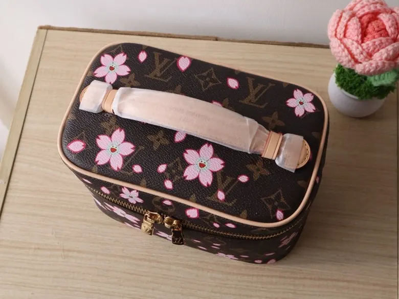 LV 牛皮 化妆包 便携收纳款