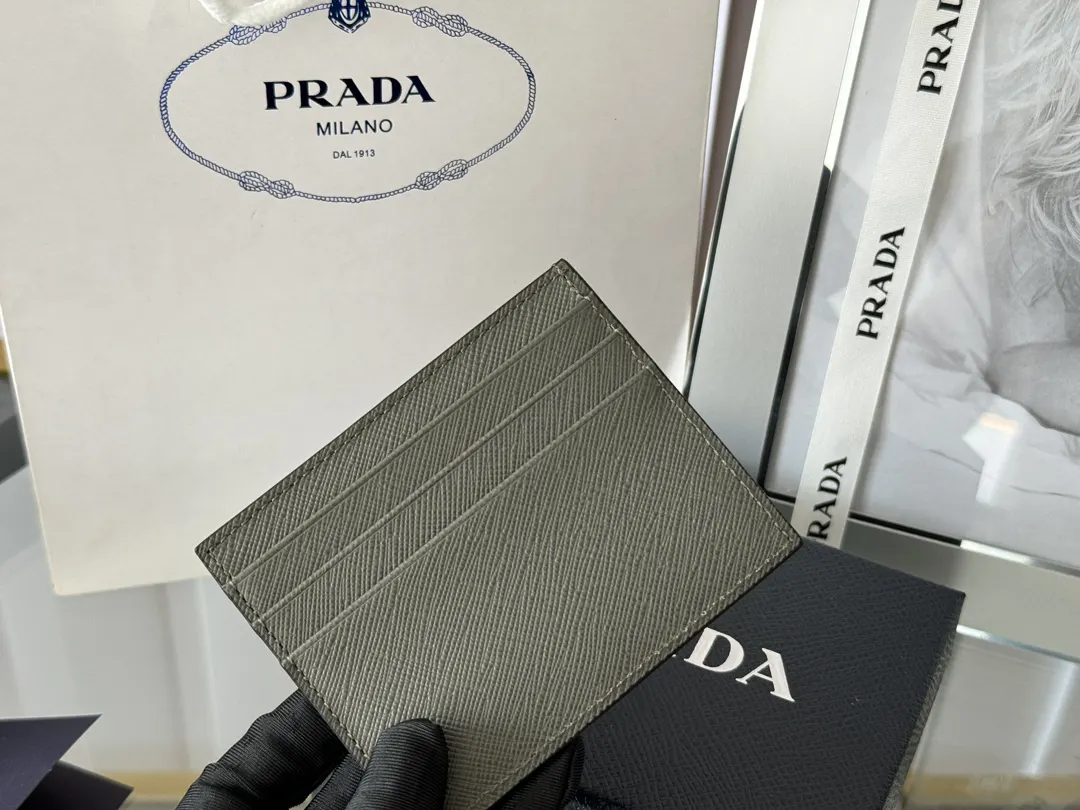 Prada Saffiano 2MC223 皮革 卡包