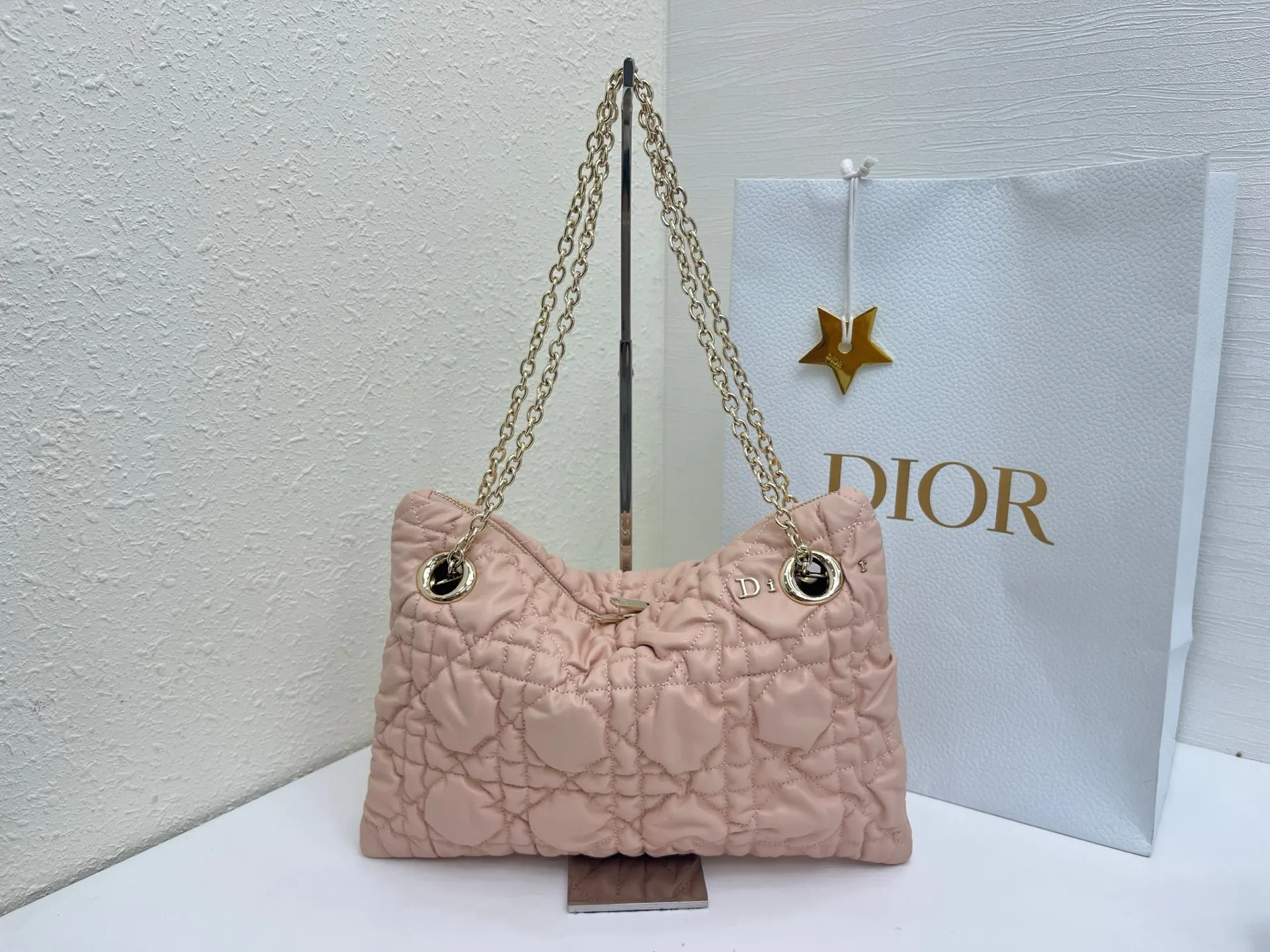 Dior 突显饰以蓬蓬超大藤格纹的新材质 为经典图案注入立体风 链条包 精致链条款