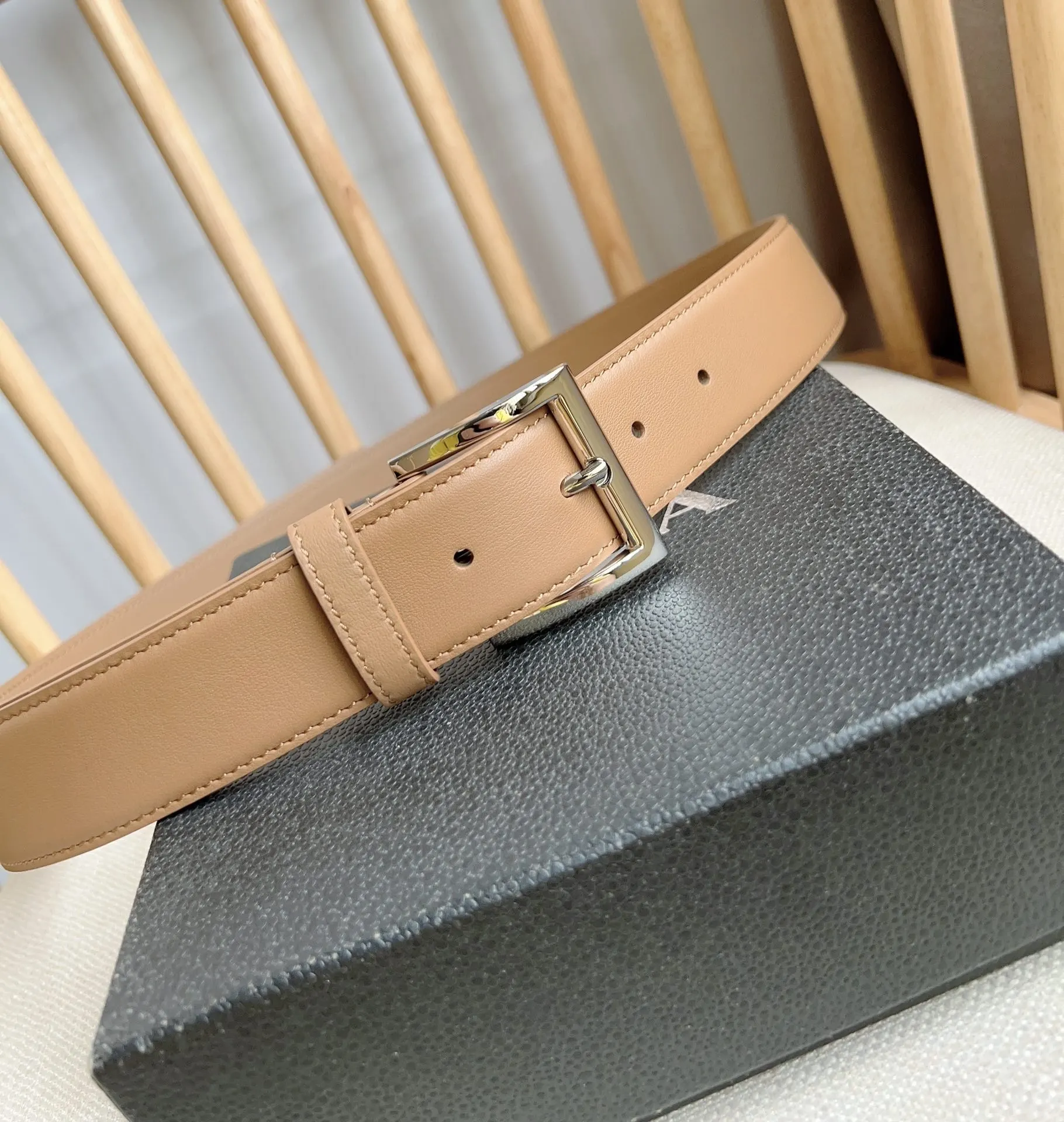 Prada 皮革 腰带 通勤搭配