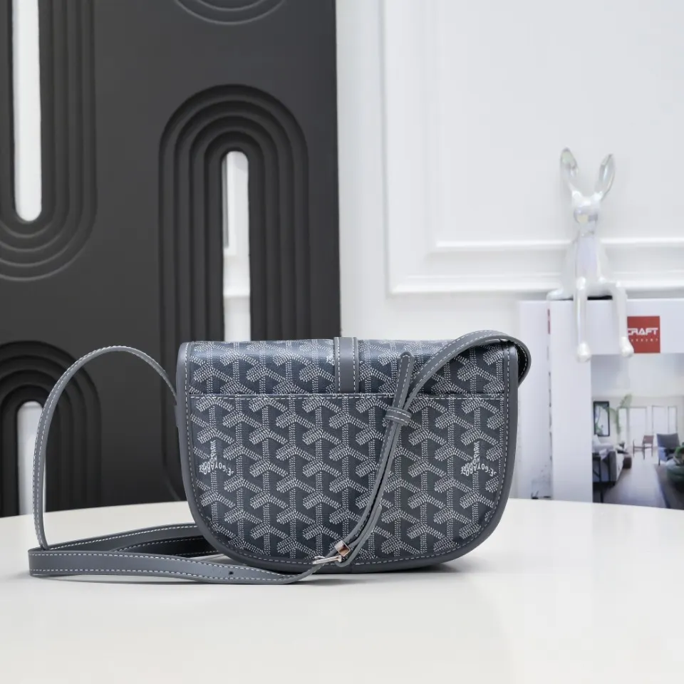 Goyard 灰色 皮质镶边以线条的方式凸显出包身轮廓 翻盖的皮质内衬亦 收纳包 旅行收纳款