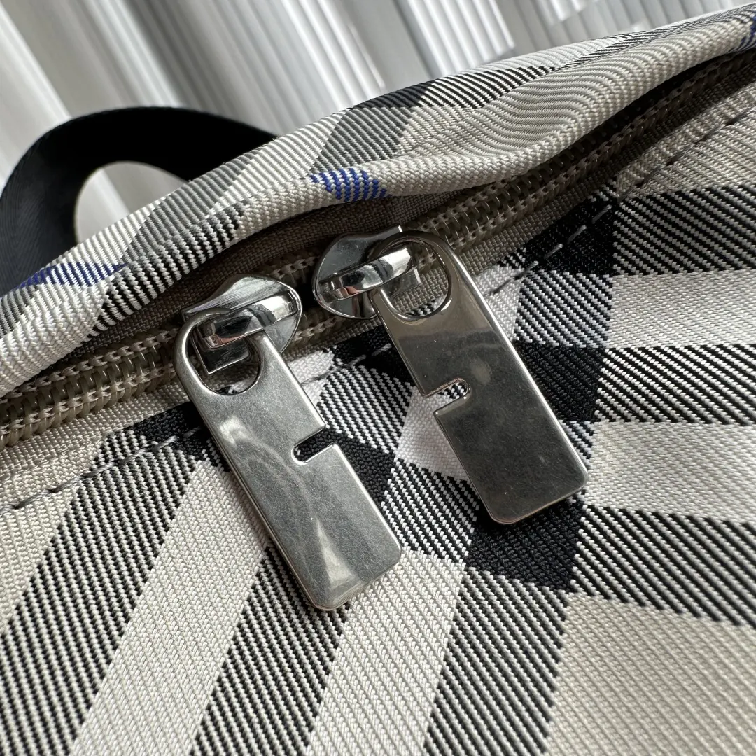 Burberry 来自 經典之作系列 以鲜明品牌风格诠释衣橱必备款式 雙肩包 实用雙肩款