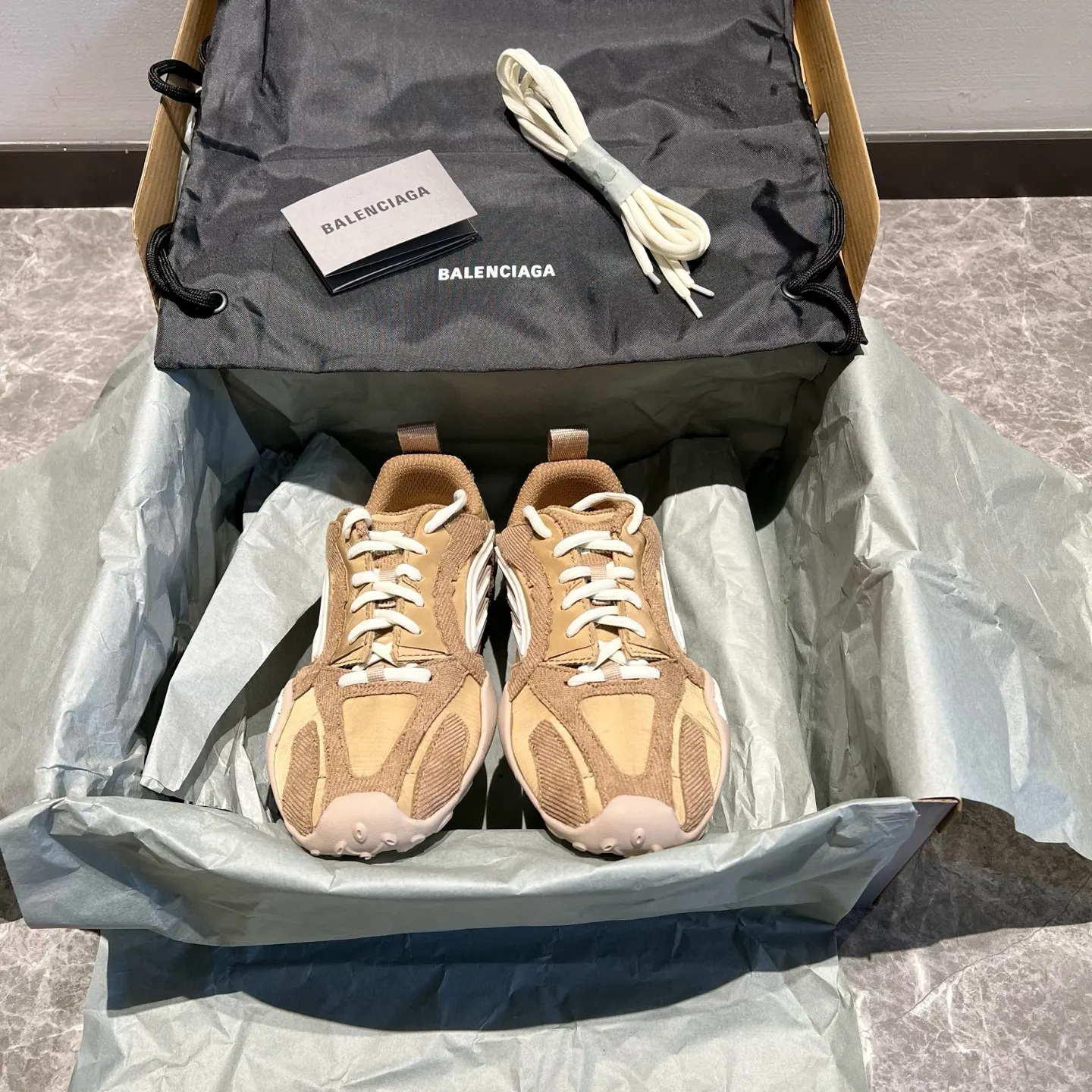 Balenciaga 單肩包 日常搭配