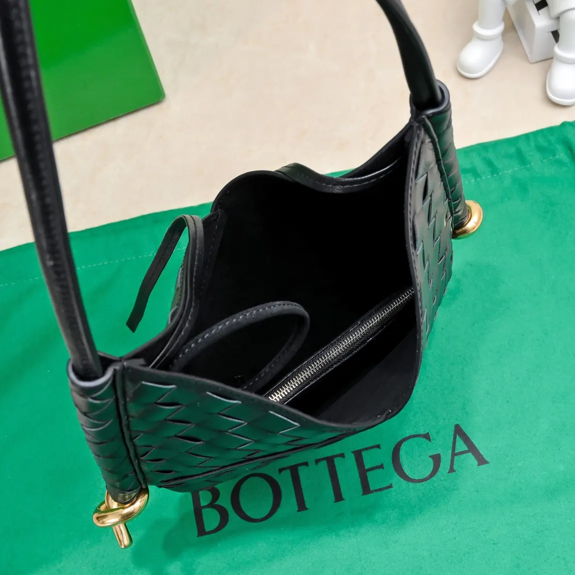 Bottega Veneta 黑色 綠色 皮革 單肩包 日常單肩背款(數字8) Bottega Veneta 黑色 綠色 皮革 單肩包 日常單肩背款(數字8)