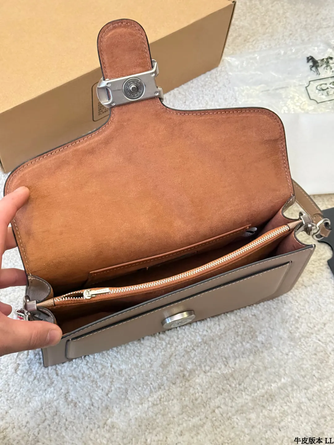 Coach 银色 牛皮 Tabby 收纳包 旅行收纳款