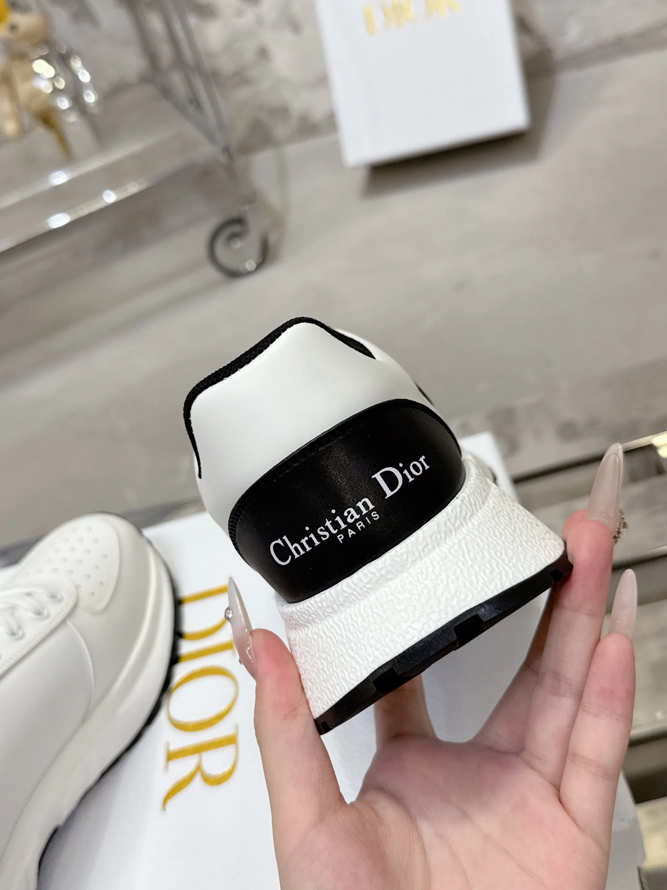 Dior 白色牛皮运动鞋 舒适