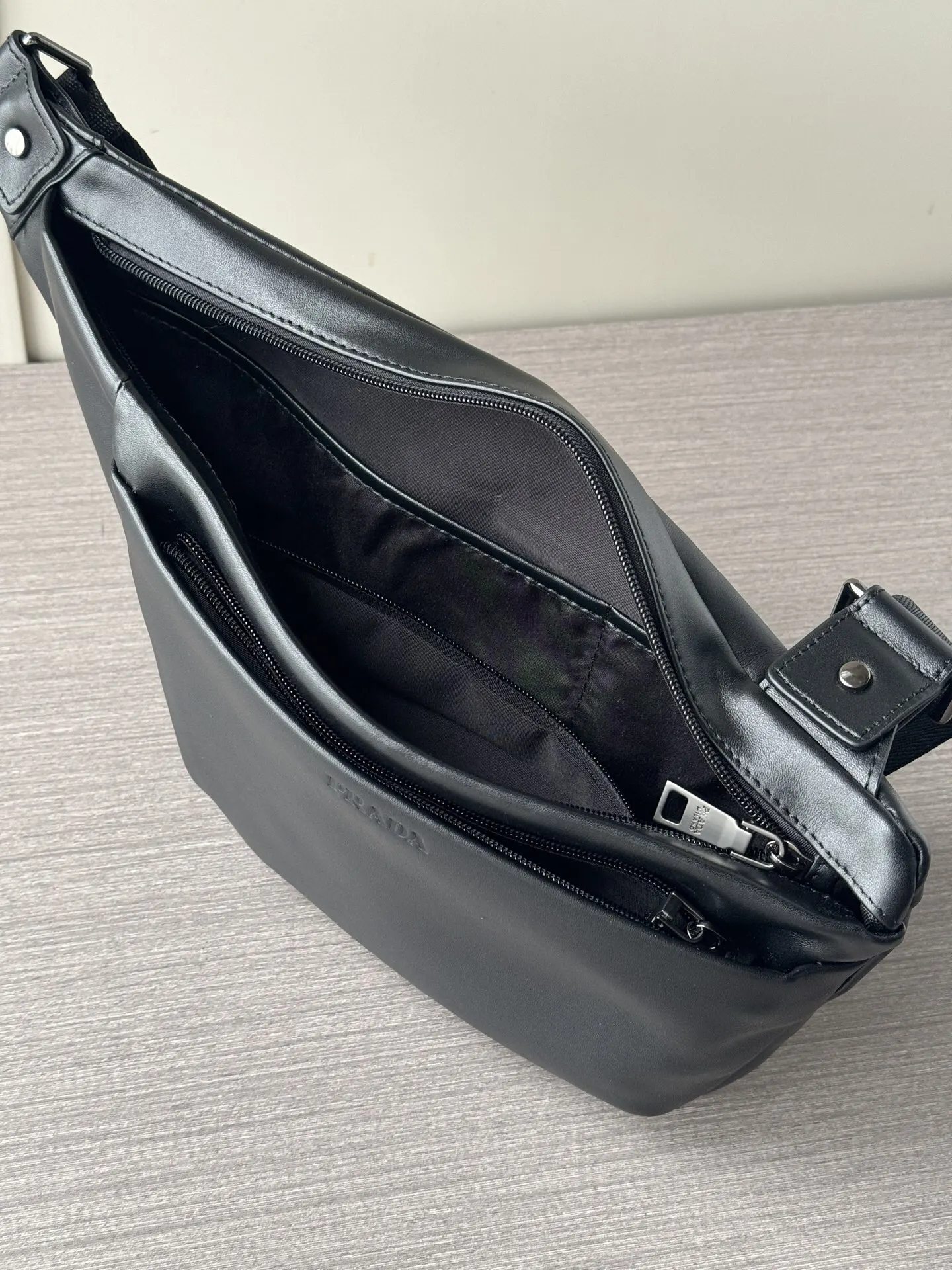 Prada 黑色 牛皮 Logo 腰包 轻便实用