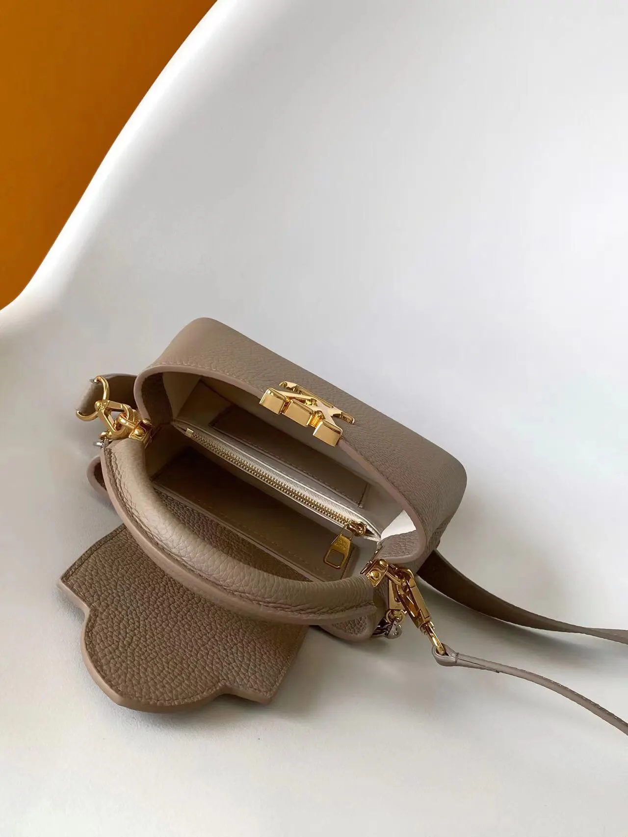 LV Capucines 黑色 米白 牛皮 鏈條包 精致鏈條款(數字9) LV Capucines 黑色 米白 牛皮 鏈條包 精致鏈條款(數字9)