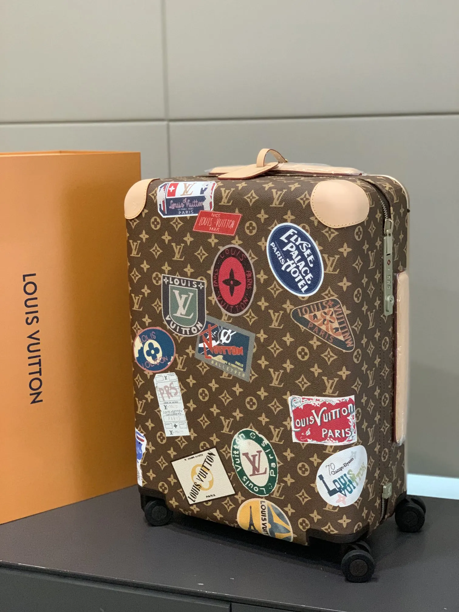 灰色 银色 拉杆真皮包裹 行李箱 旅行拉杆款 轻便出行款