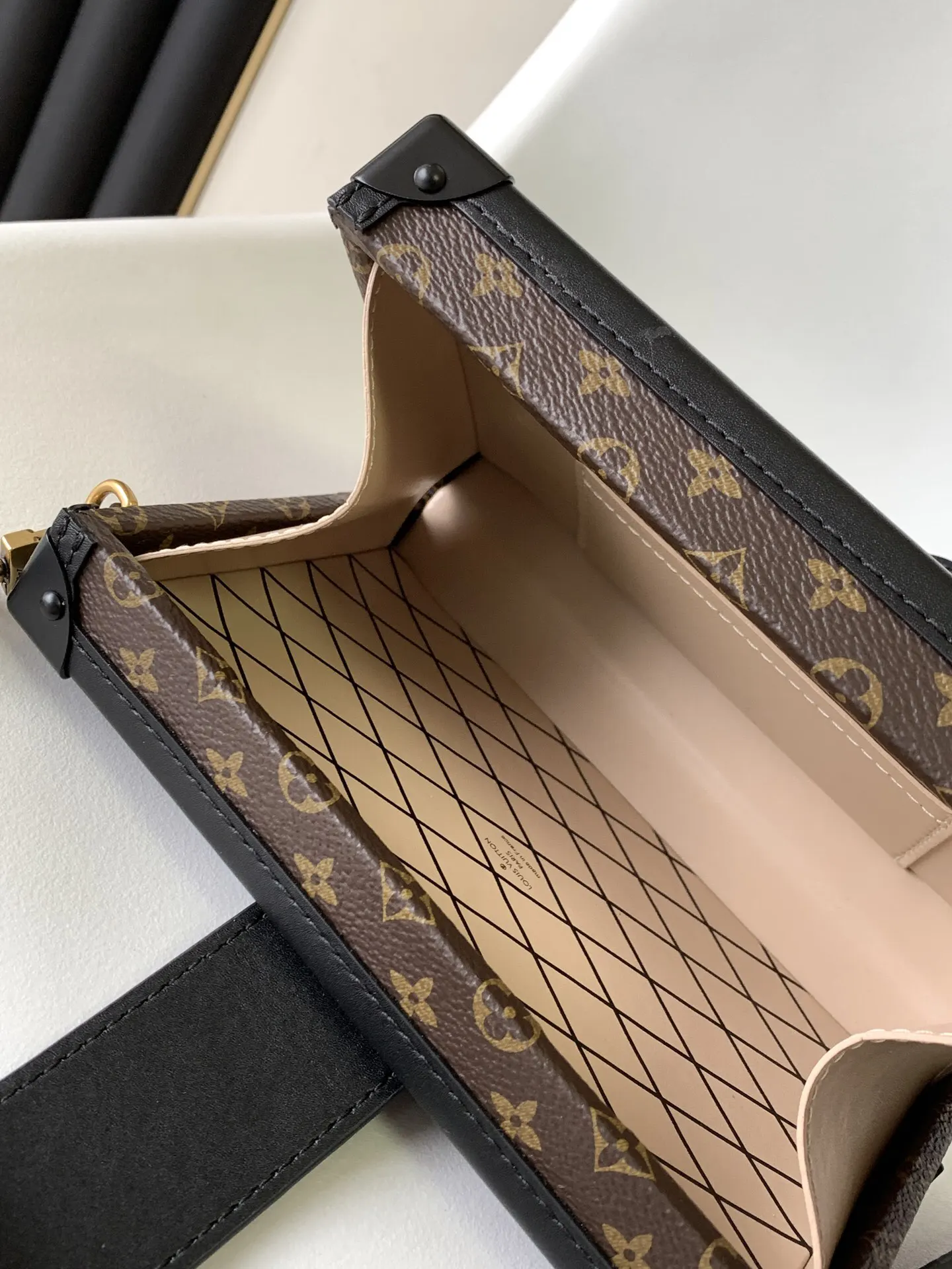 LV 牛皮 可作手拿包 也可通过可调节肩带斜挎 精致手拿款(數字9) LV 牛皮 可作手拿包 也可通过可调节肩带斜挎 精致手拿款(數字9)