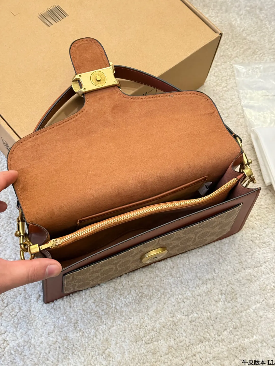 Coach 銀色 牛皮 Tabby 收納包 旅行收納款