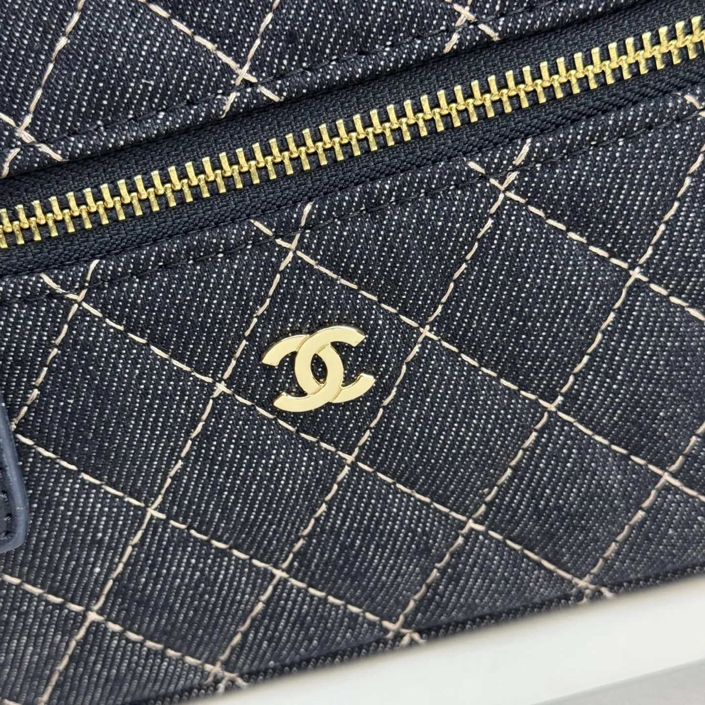 牛仔 經典的小logo 秀气耐看深色牛仔搭 菱格纹外缝线 鏈條包 精致鏈條款