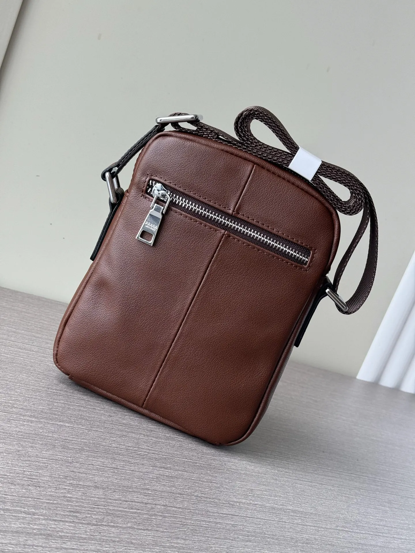 Prada 黑色 牛皮 Logo 斜挎包