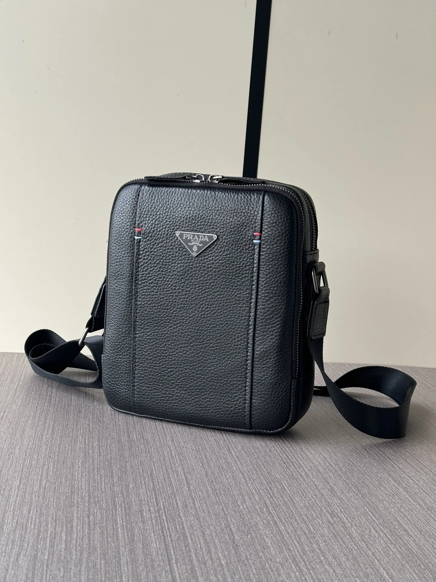 PRADA 黑色 牛皮 Logo 斜挎包 日常通勤款