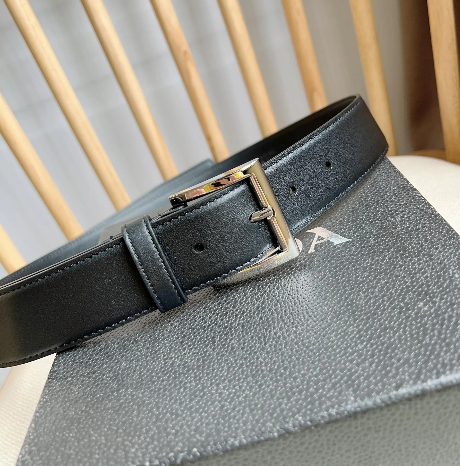 Prada 皮革 腰带 通勤搭配