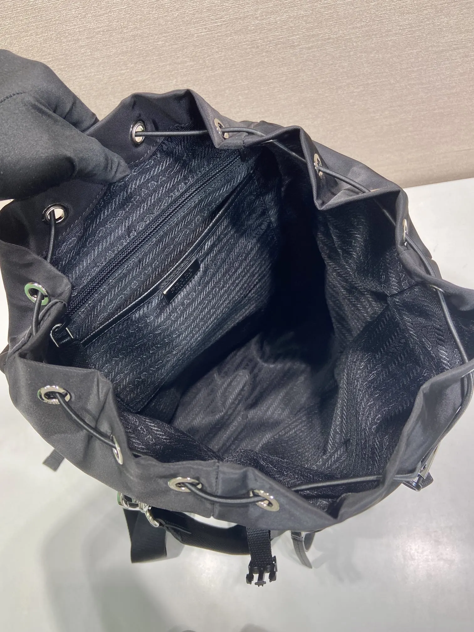 PRADA Re-Nylon尼龙 双肩背包 轻便实用款