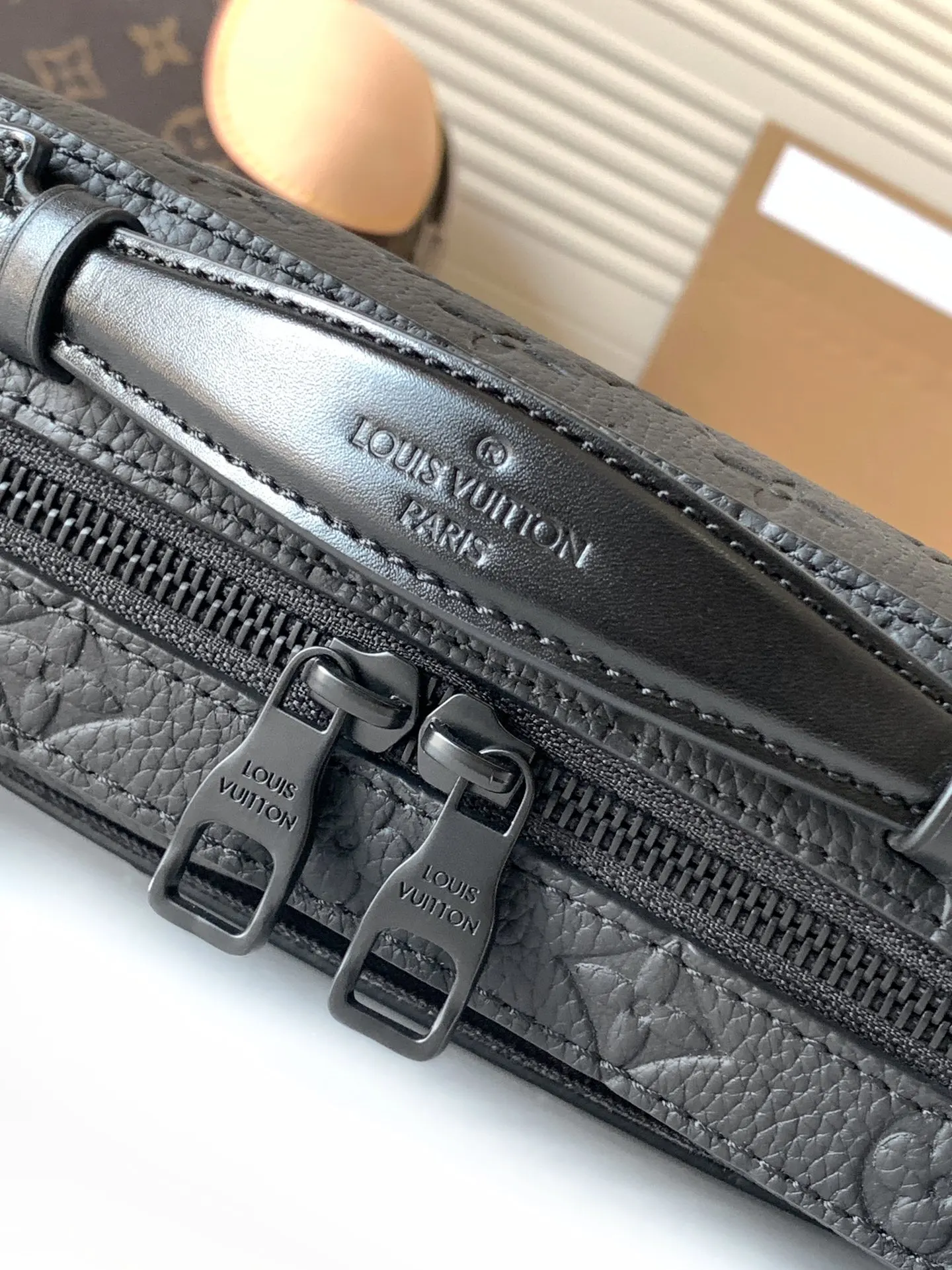 LV 牛皮 广口开合方便取放物品 适宜收纳小型电子设备和随行所需 行李箱 旅行拉杆款 轻便出行款