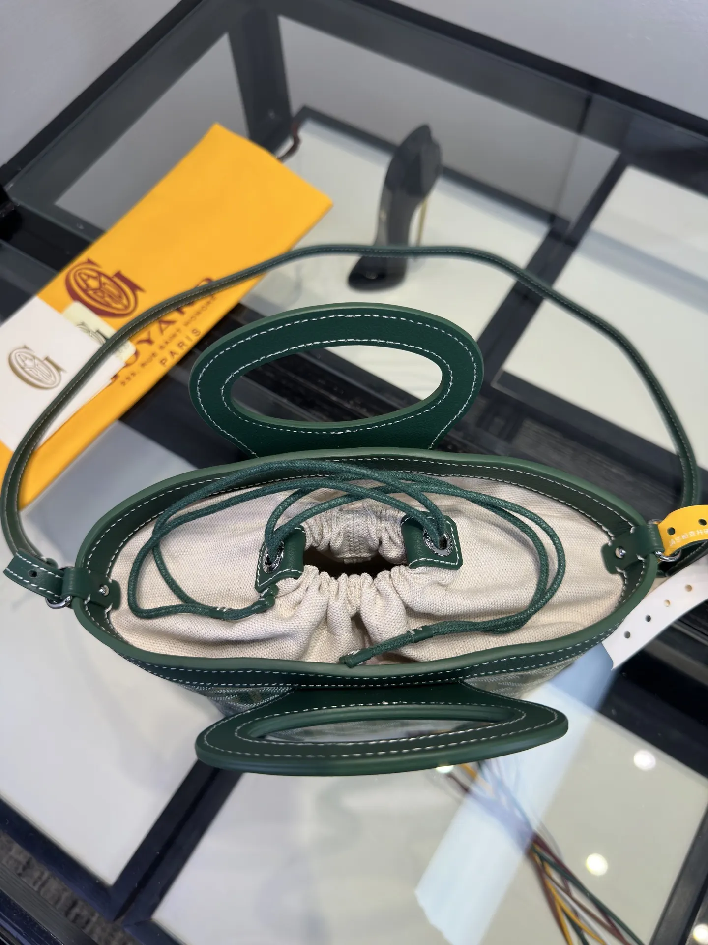 绿色 菜篮子 绿色 BELUGA 包是上世纪 年代一款 斜挎包 轻便斜挎款