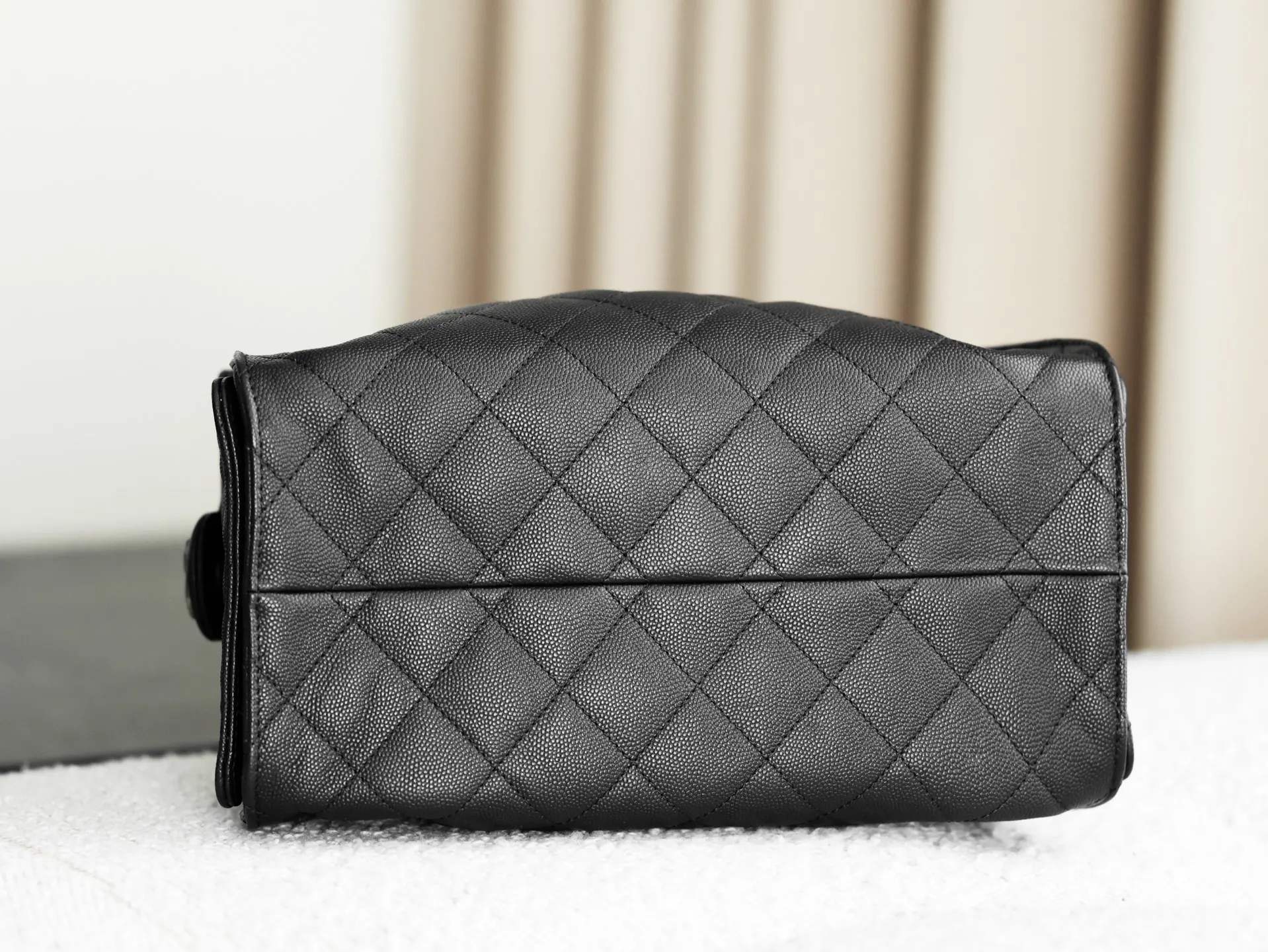 CHANEL 小牛皮 球纹銀扣 包身采用颗粒压花小牛皮 不仅質感高級 手提包 通勤手提款