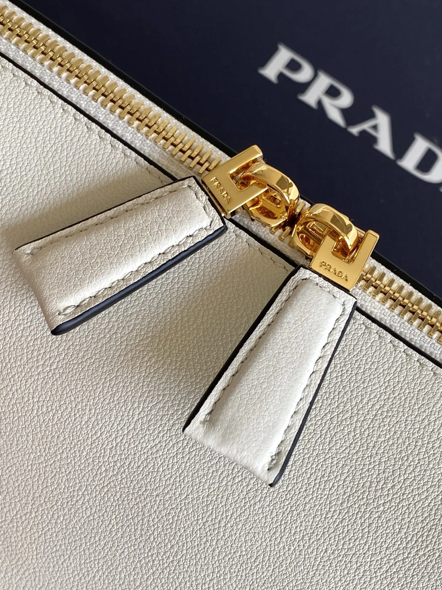 Prada 1BA444 牛皮 羊皮 手提包