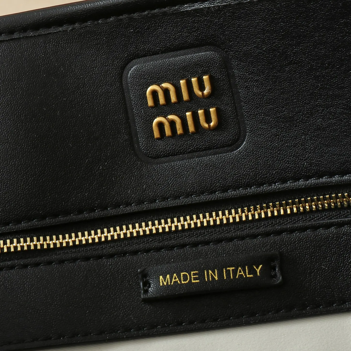 Miu Miu 金色 牛皮 配饰 精选款