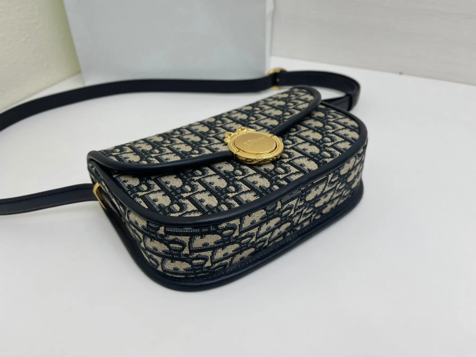 Dior 皮革 藍布 Medaillon 翻盖包是• 一款百搭的日常 斜背包 輕便斜挎款