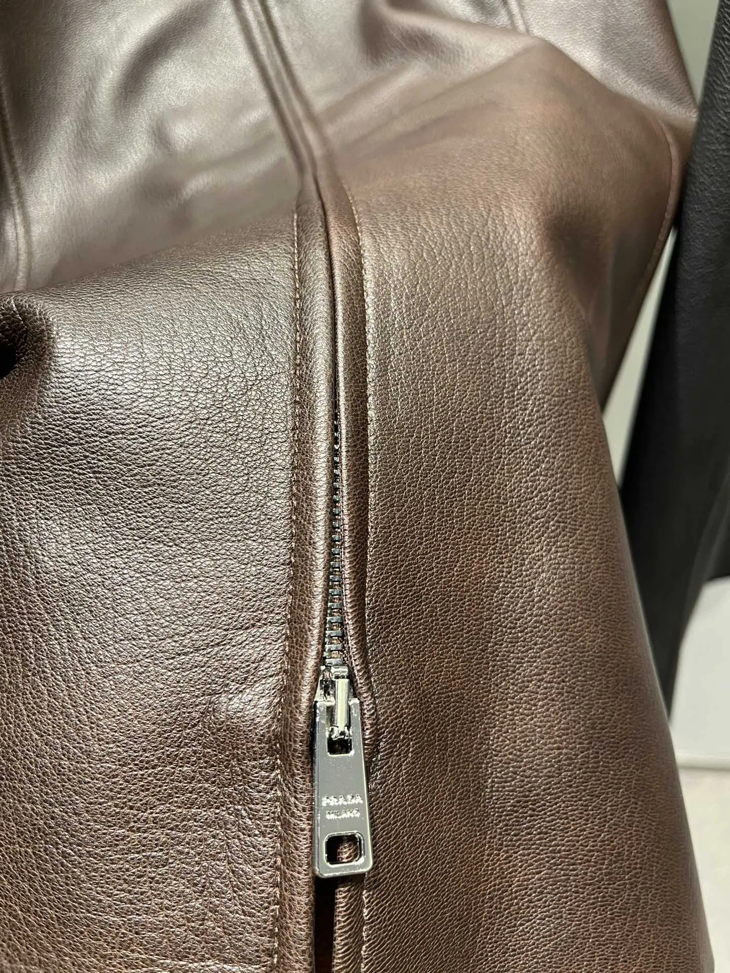 Prada 羊皮 Logo 半身裙 包臀修身