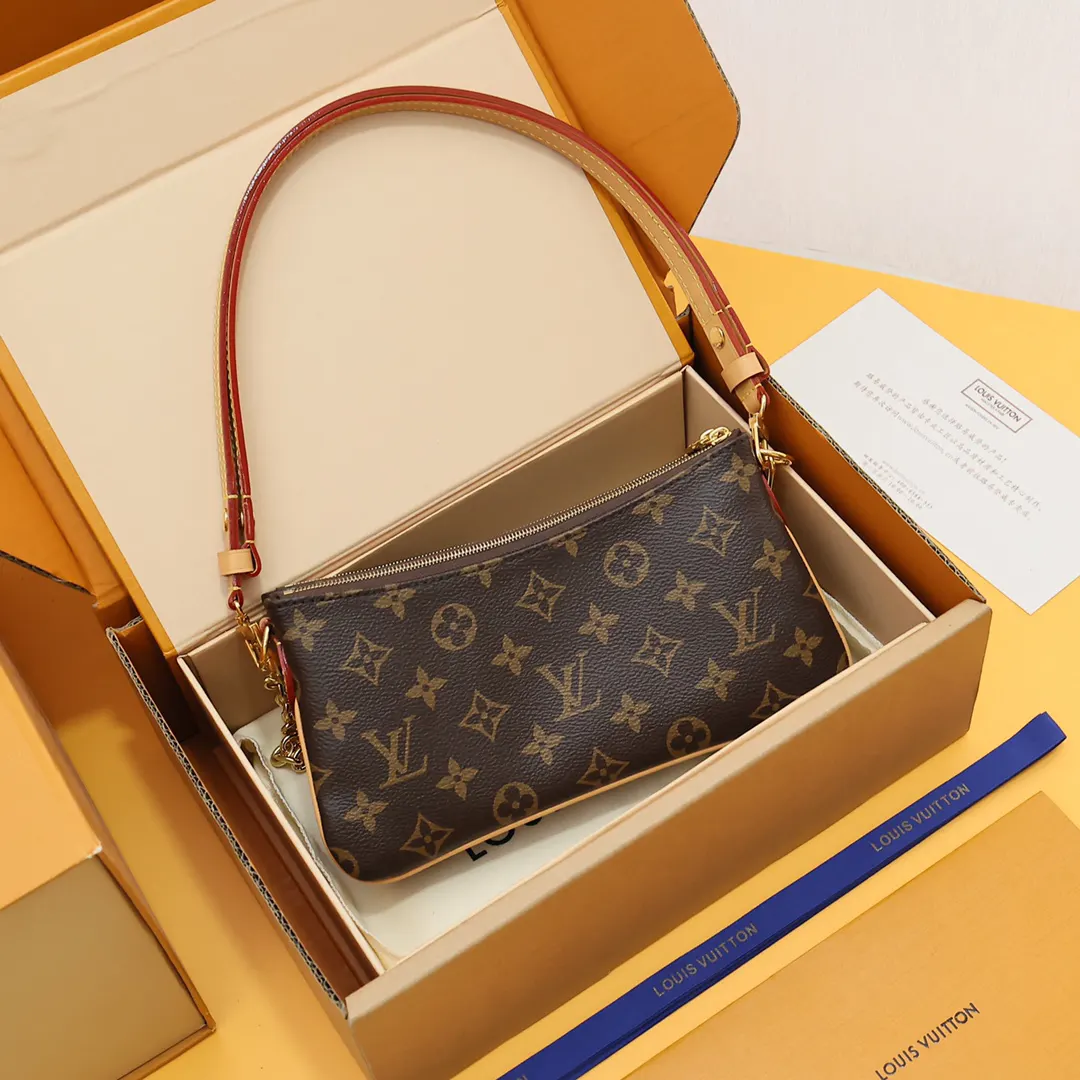 LV 金色 牛皮 安全的双拉链闭合和雕刻的金色牌匾完成了这件時尚的作品 雙肩包 实用雙肩款