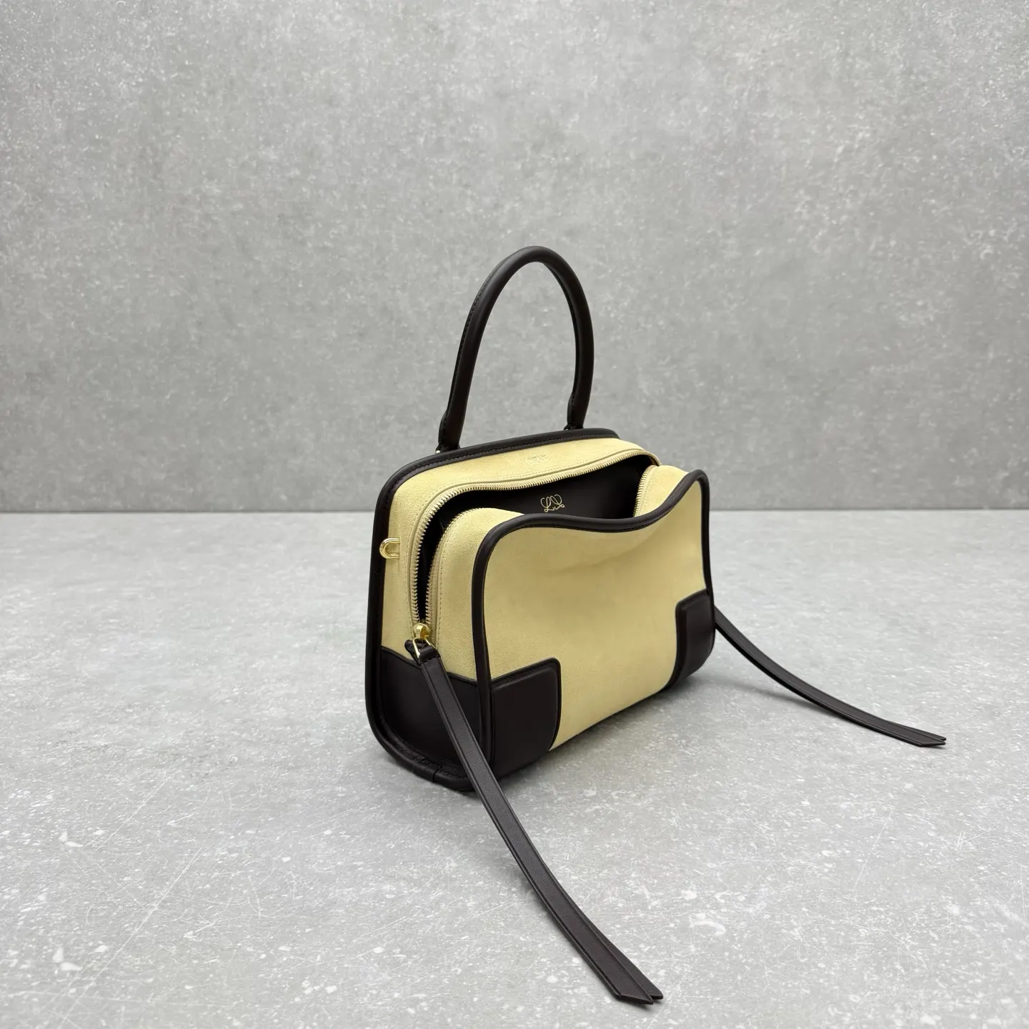 Loewe 皮革 ｛小磨砂杏｝出 Amazona 手袋 Am 斜挎包 轻便斜挎款