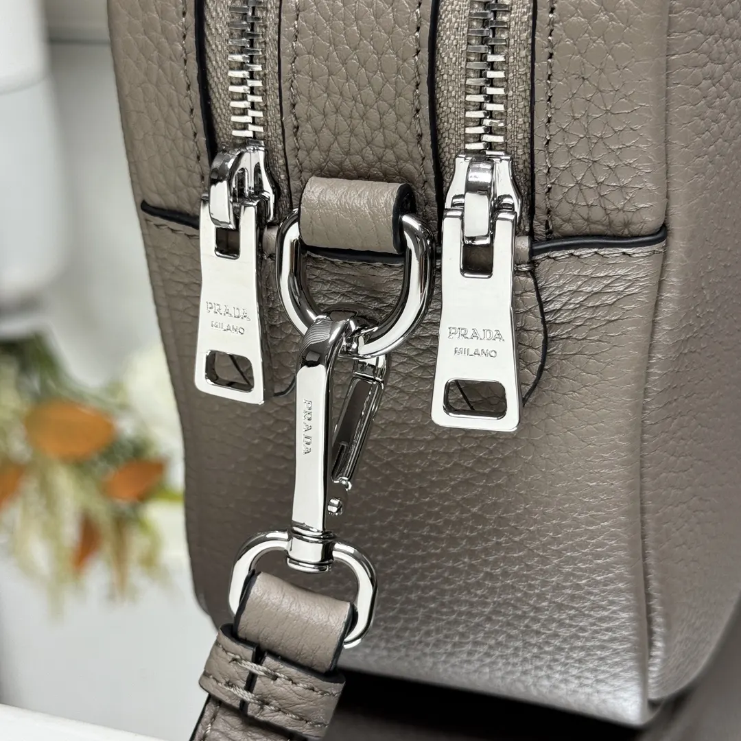 Prada 鹿皮 牛皮 双肩背包 轻便实用