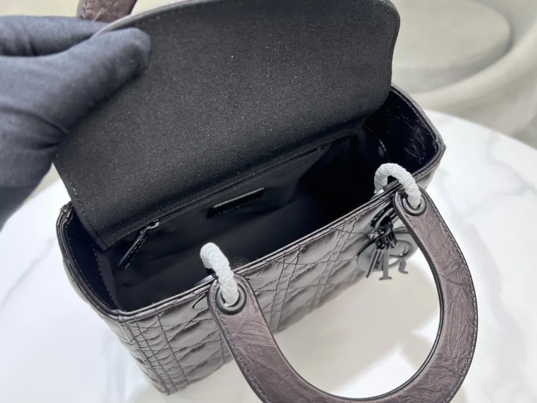 Dior 黑色 进口 油蜡皮戴妃包 五格 油蜡皮戴妃 收納包 旅行收納款(數字9) Dior 黑色 进口 油蜡皮戴妃包 五格 油蜡皮戴妃 收納包 旅行收納款(數字9)