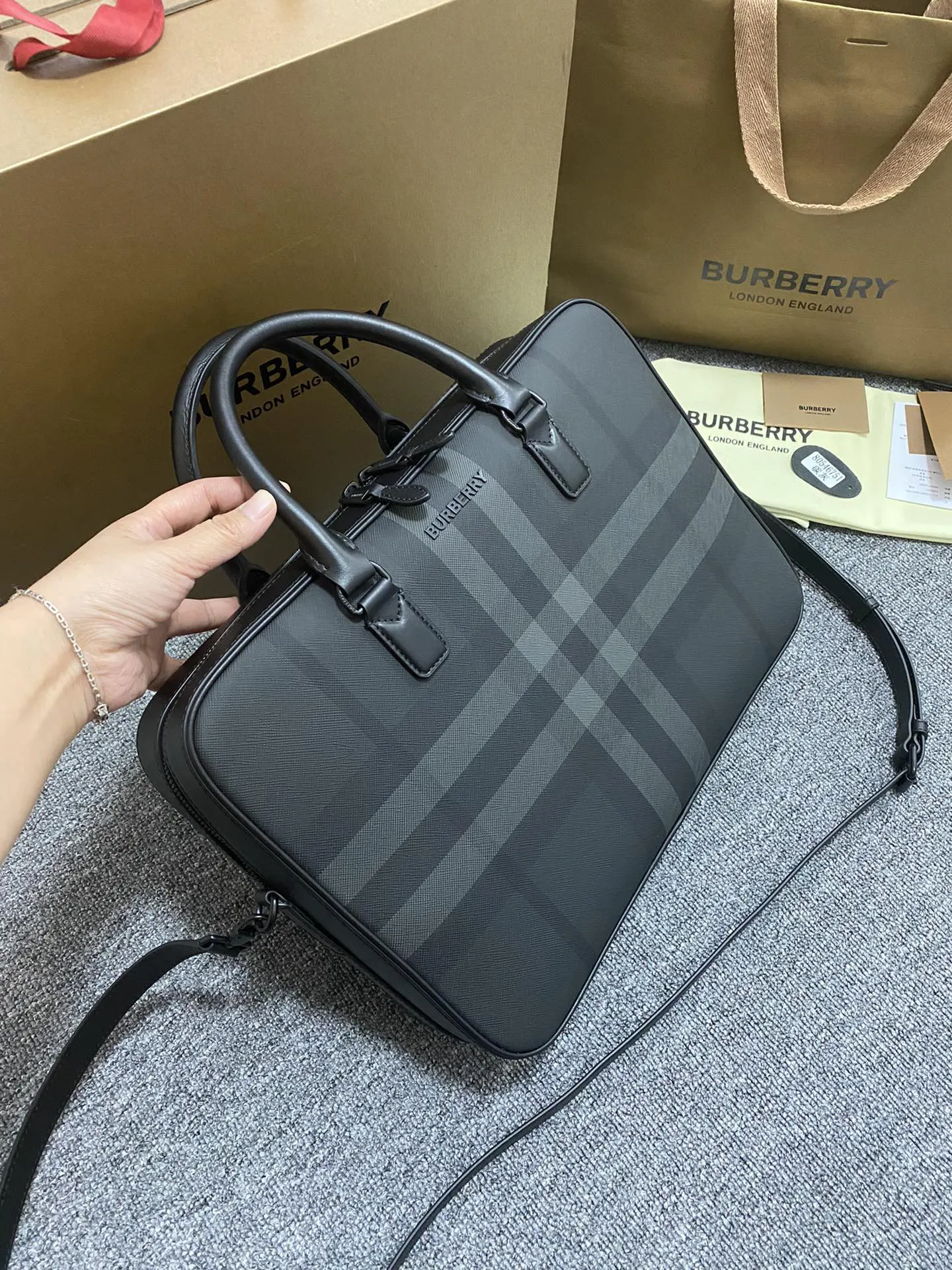 皮革 可缔造手提造型 或使用可拆式背带肩背携带 公文包 商务通勤款