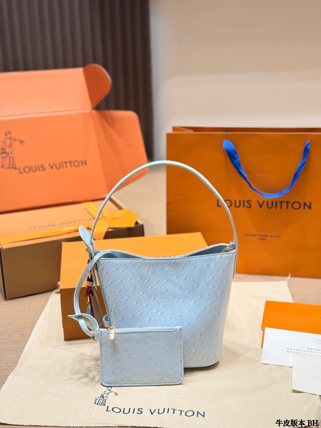 LV 粉色 牛仔 牛皮 經典水桶造型 弧形手柄 手提或斜挎都很时髦 水桶包 休閒水桶款