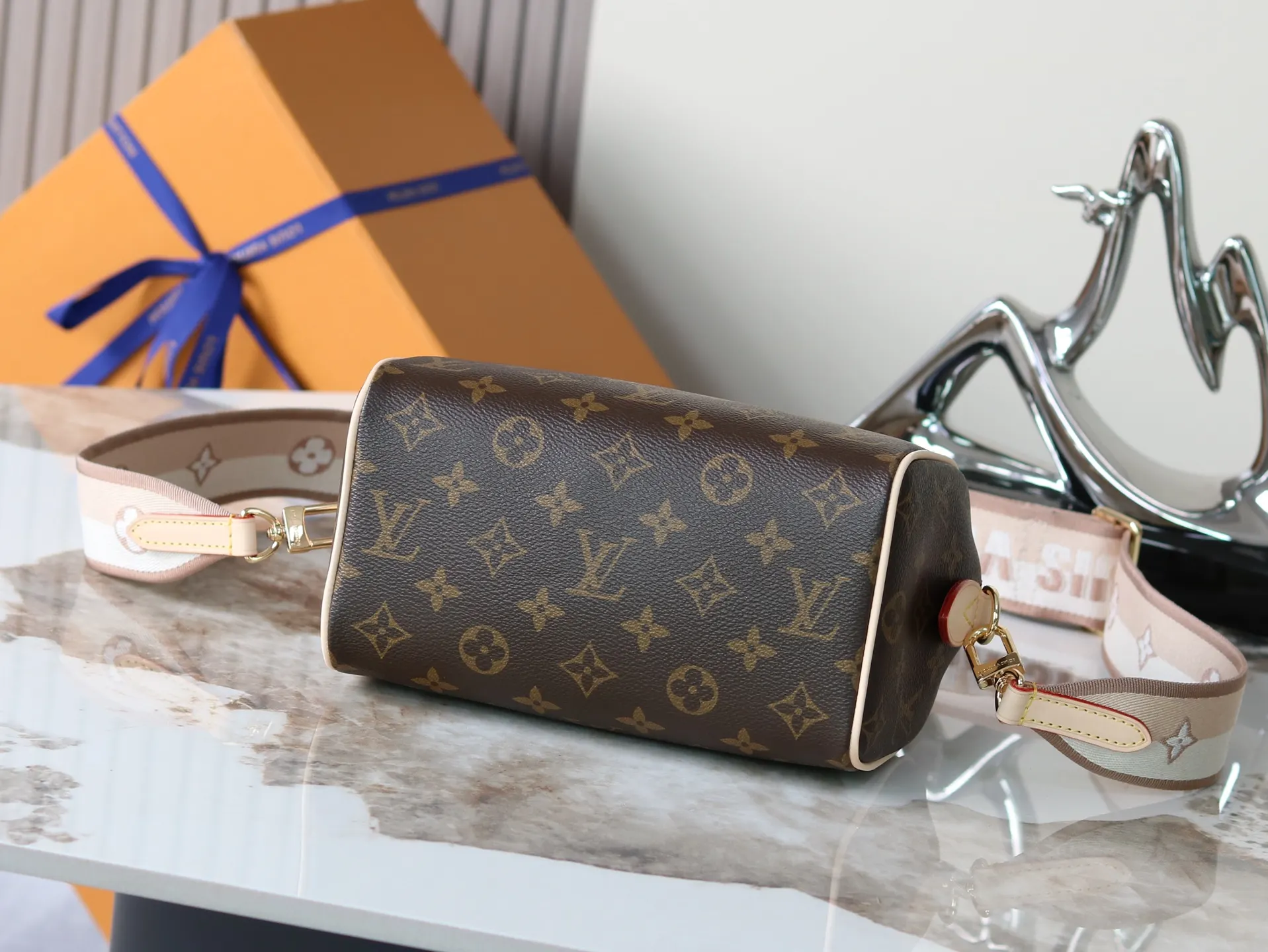 LV Speedy travel bag, large capacity travel model Image 4 LV Speedy travel bag, large capacity travel model Image 4