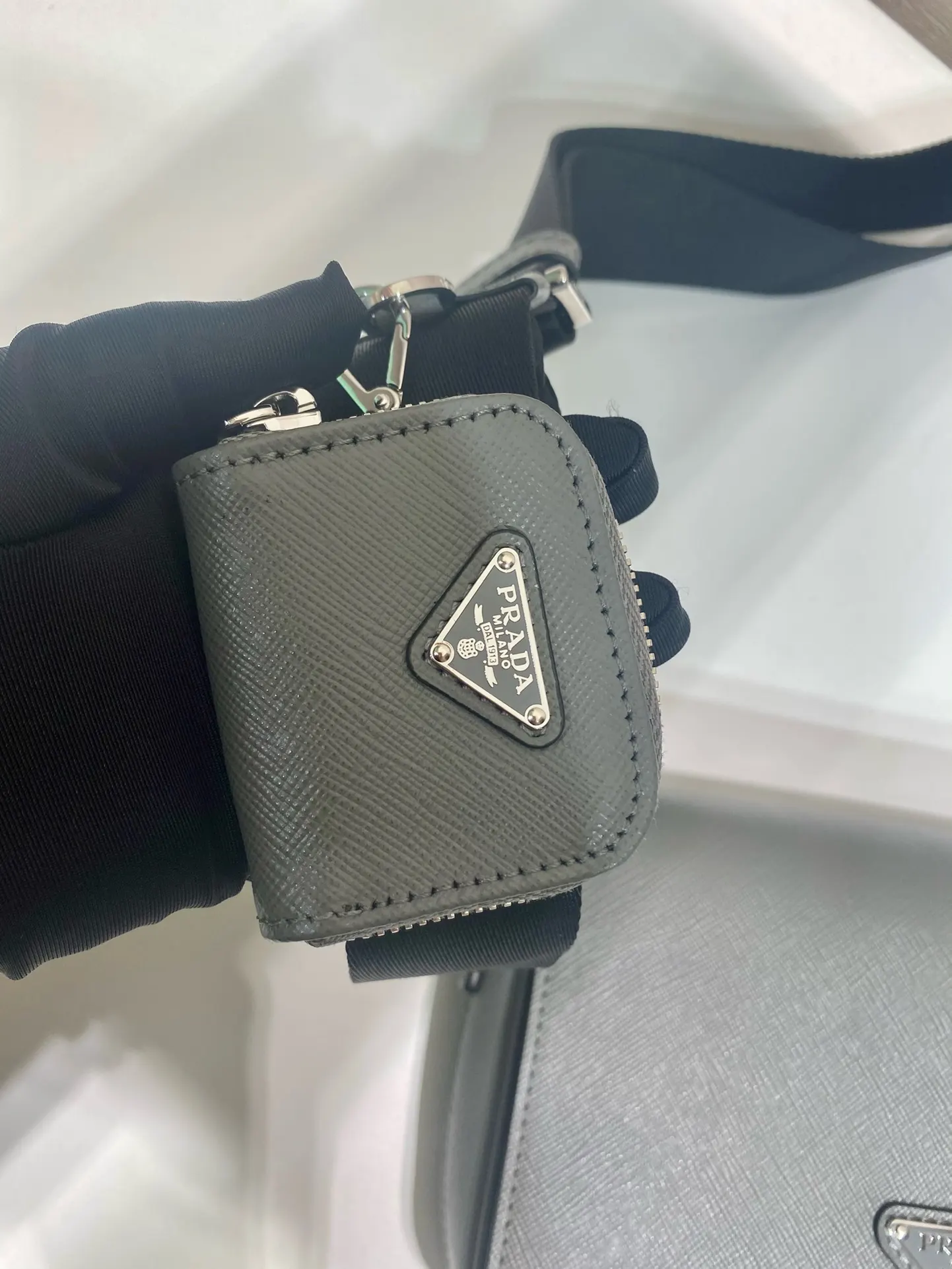 Prada Re-Nylon 2VD059 尼龙 Saffiano十字纹牛皮 单肩包