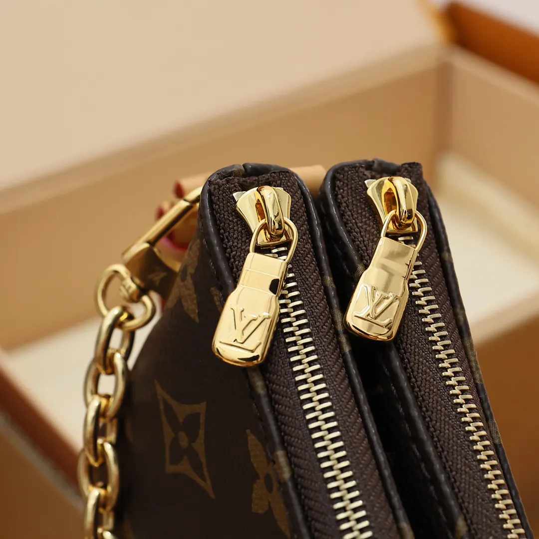 LV 金色 牛皮 安全的双拉链闭合和雕刻的金色牌匾完成了这件時尚的作品 雙肩包 实用雙肩款