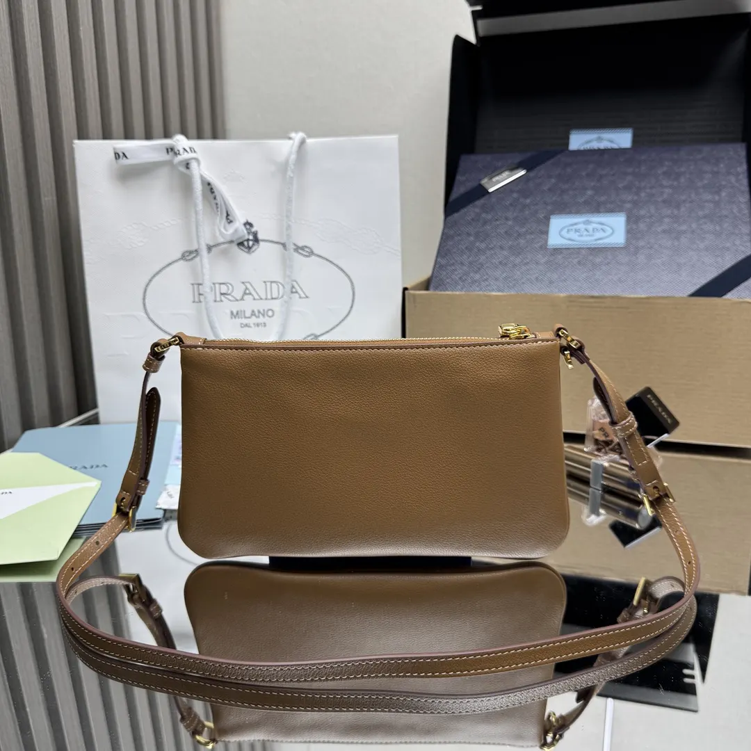 PRADA 牛皮 三角标 腋下包 日常通勤款