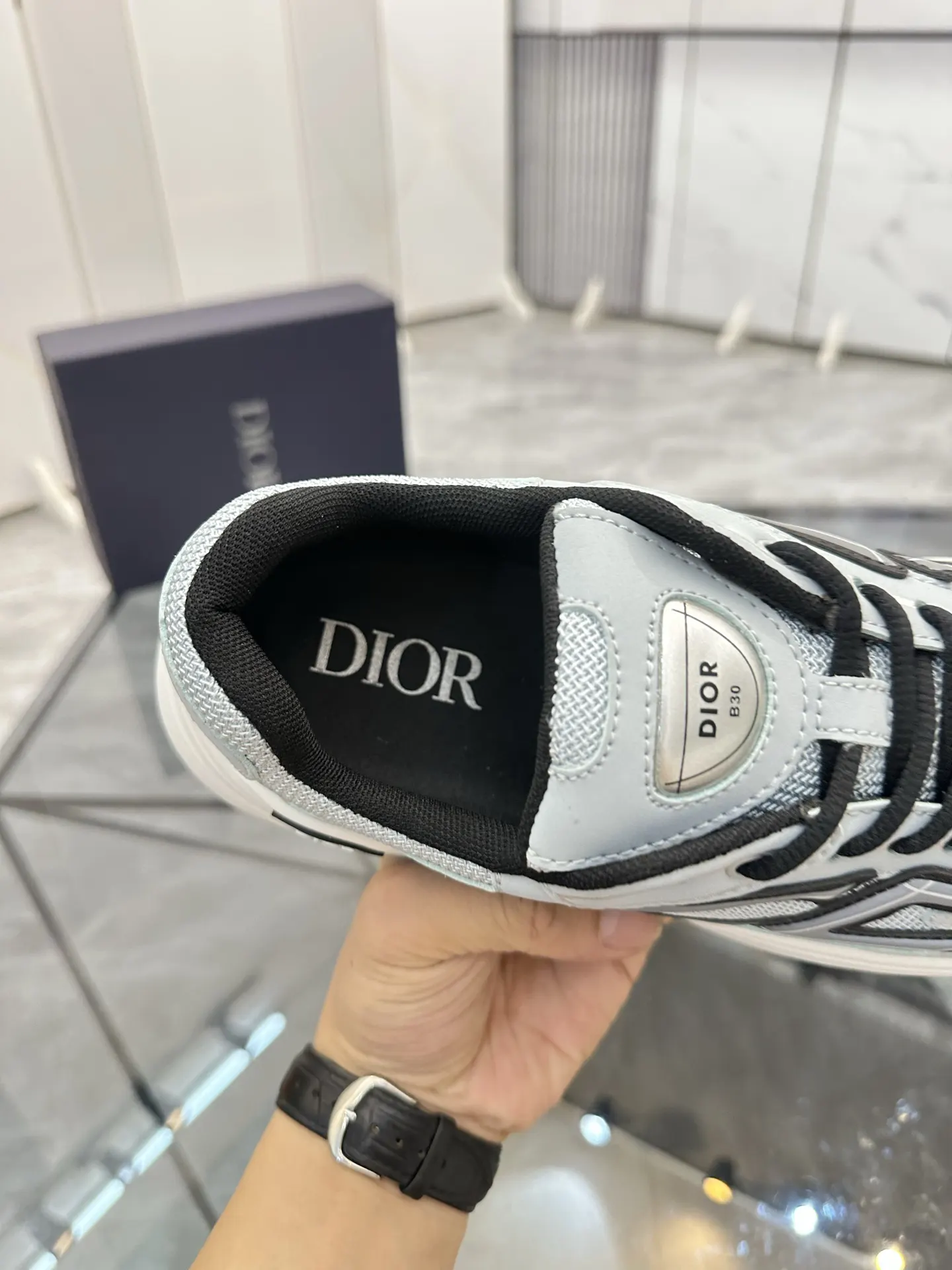 Dior 黑白拼色牛皮运动鞋 鞋面细节