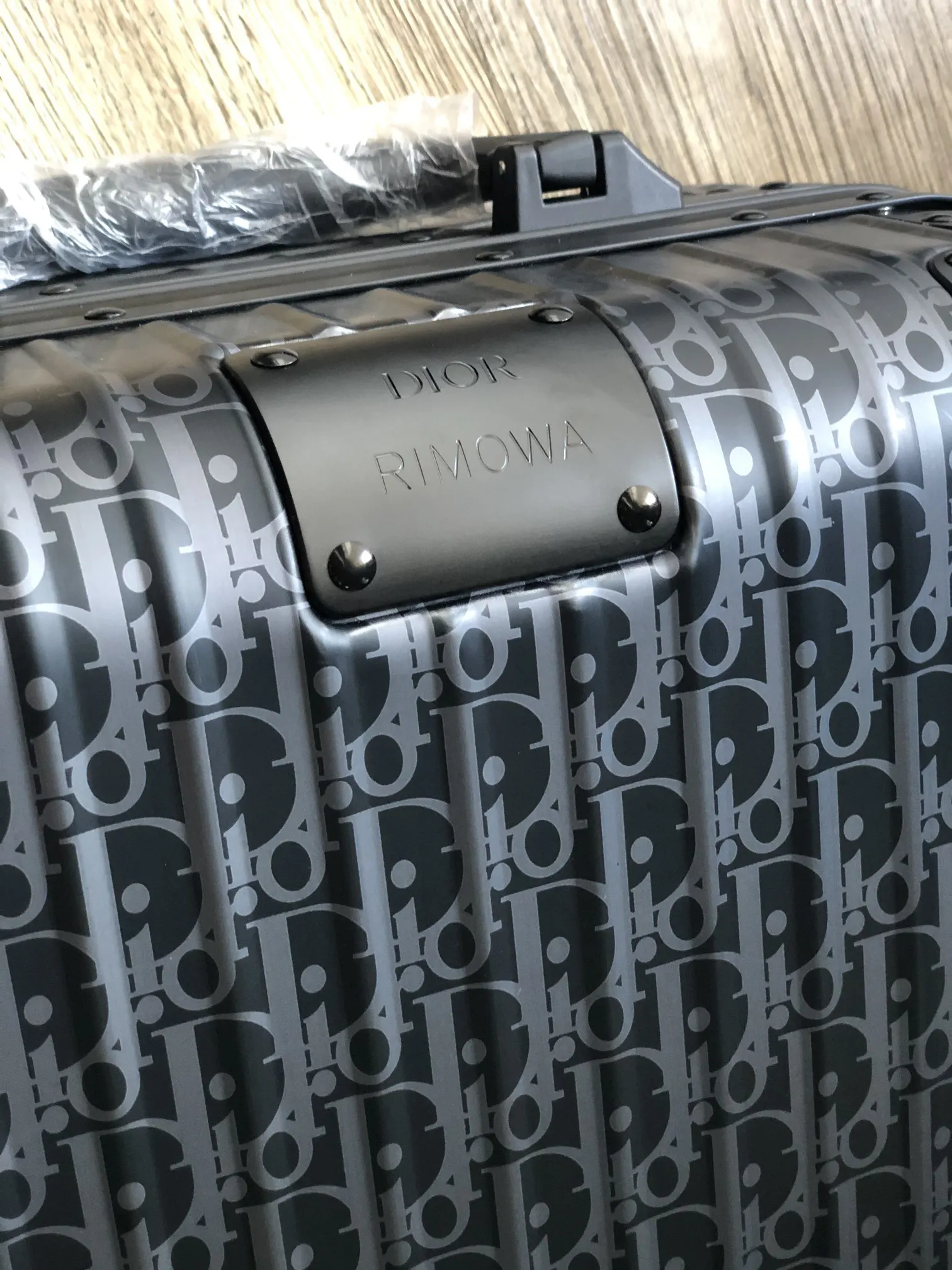 Dior 黑色 创新的阳极氧化技术赋予鋁制表面鲜亮色彩 寸 价 行李箱 旅行拉杆款 輕便出行款