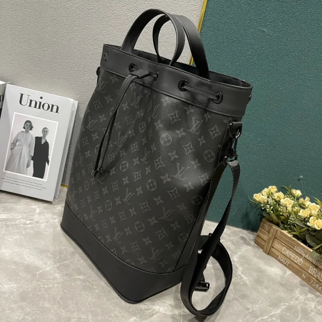 Louis Vuitton 竖形托特包