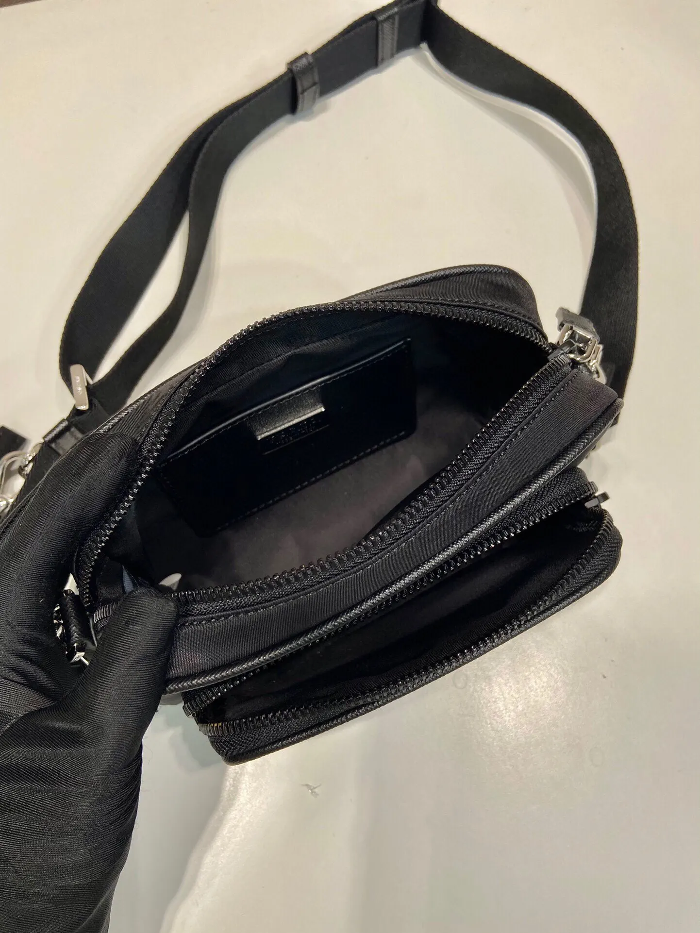 Prada Re-Nylon 2VH172 迷你 皮革 Saffiano 十字紋 單肩包