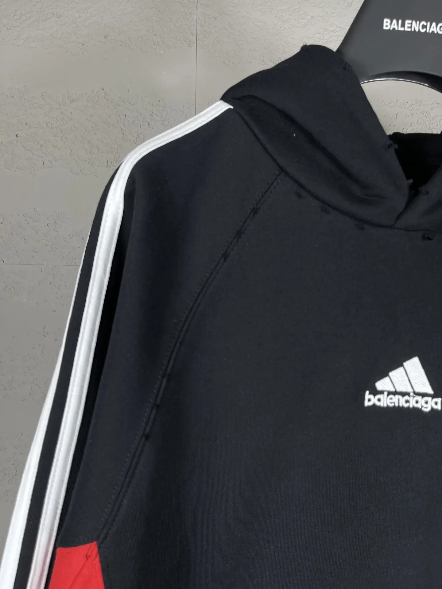 Balenciaga 联名拼色连帽卫衣 黑红