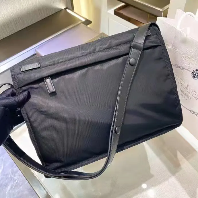 尼龍 邮差包 ⃣ 个包组合成 ⃣ 包两用多种背法 手拿包 精致手拿款