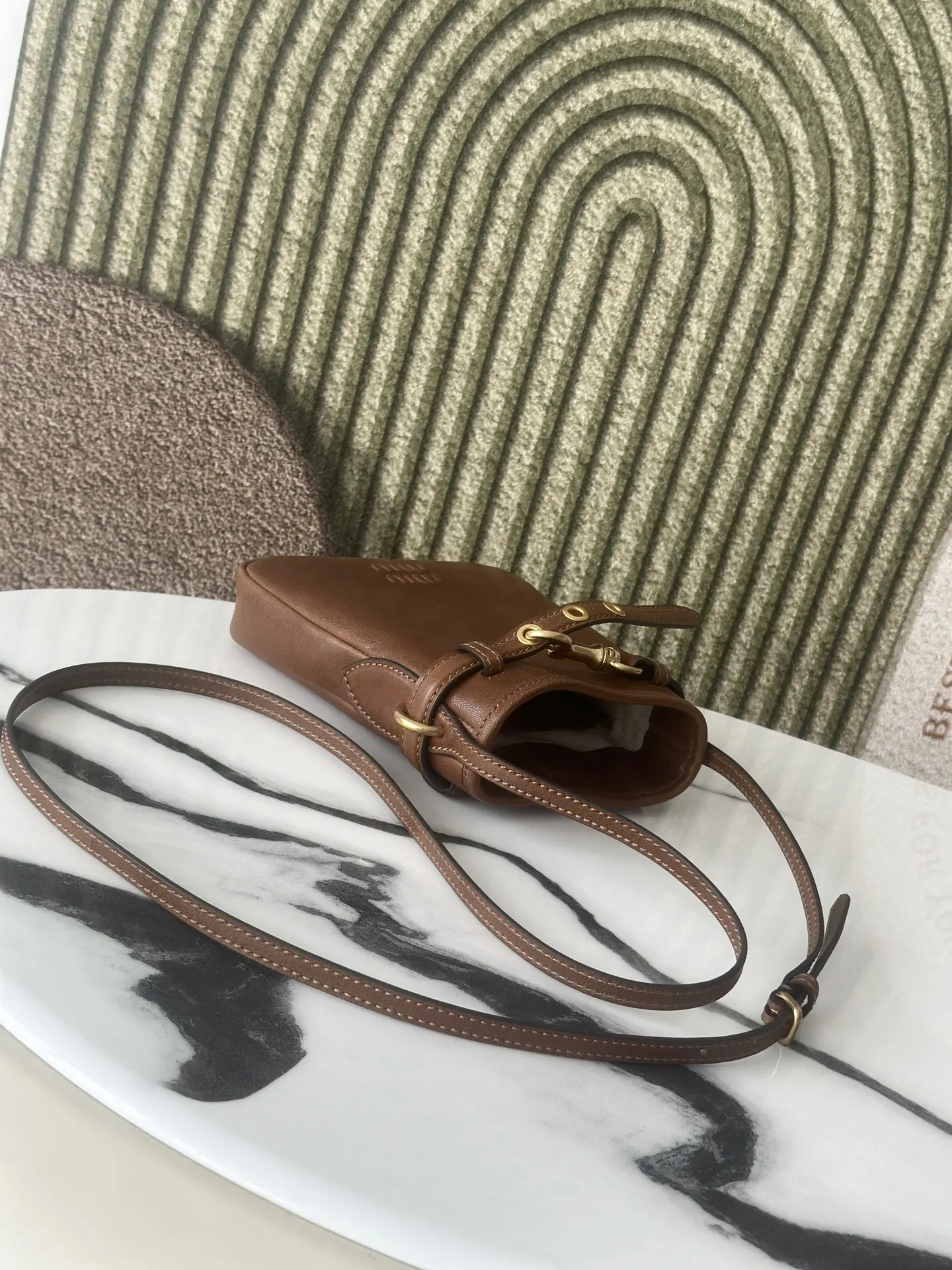 Miu 羊皮 手拿包 精致手拿款